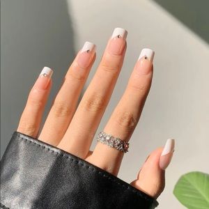 Rhinestone French tip press on nails 💅🏻